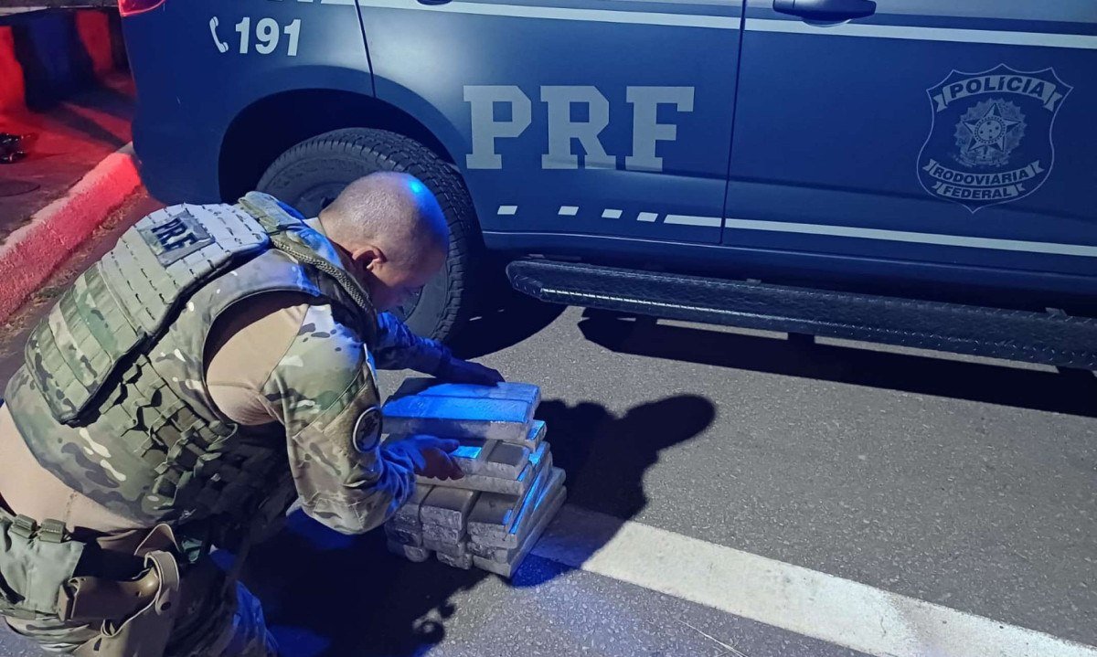 PRF prende mulher de 25 anos que transportava 20 kg de maconha no carro de carona compartilhada em Betim - (crédito: Divulgação/PRF)