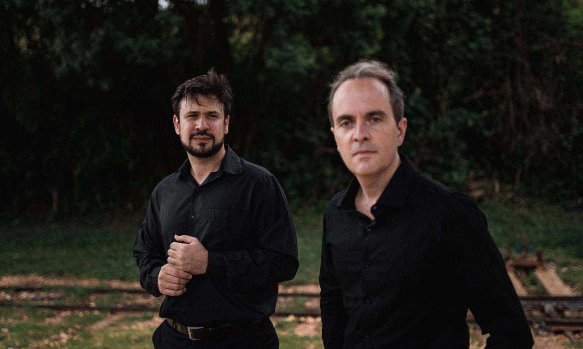 Os pianistas Cristian Budu e Gustavo Carvalho tocam a quatro mãos, no sábado, última noite do festival - (crédito: Lucca Mezzacappa/Divulgação)
