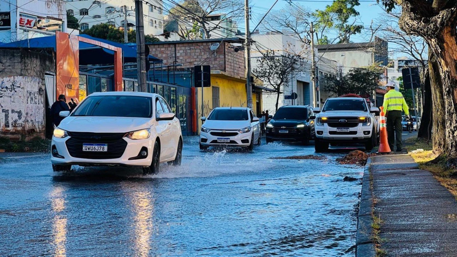Forte correnteza de &aacute;gua ainda era vista na Avenida Bar&atilde;o Homem de Melo