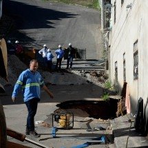 'Acordamos no susto com o estrondo', diz moradora afetada por adutora -  Tulio Santos/EM/D.A.Press. Brasil. Belo Horizonte - MG. Rompimento em adutora abre buraco grande em imovel na Rua Xapuri, no bairro Nova Granada. Equipe da Copasa mobilizada no local.
