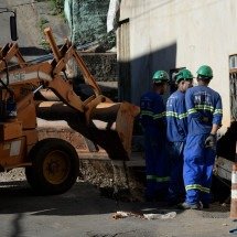 Copasa afirma que desabastecimentos são pontuais após reparo em adutora -  Tulio Santos/EM/D.A.Press. Brasil. Belo Horizonte - MG. Rompimento em adutora abre buraco grande em imovel na Rua Xapuri, no bairro Nova Granada. Equipe da Copasa mobilizada no local.