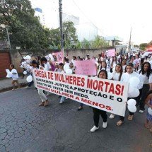 'Ela não merecia isso': marcha pede justiça por manicure morta pelo marido 