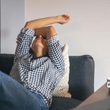 Dor nas costas e má postura: o problema pode estar no sofá ou colchão - pvproductions/magnific