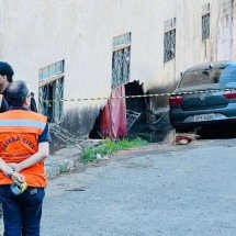Adutora rompe, alaga avenida e derruba parede de casa em BH - Edésio Ferreira/EM/D.A.Press