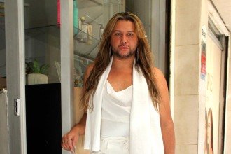 Homem com 'aparência feminina' diz ter sido alvo de preconceito em bar