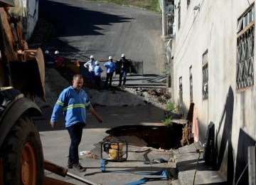  19/08/2026. Credito: Tulio Santos/EM/D.A.Press. Brasil. Belo Horizonte - MG. Rompimento em adutora abre buraco grande em imovel na Rua Xapuri, no bairro Nova Granada. Equipe da Copasa mobilizada no local.
       -  (crédito:  Tulio Santos/EM/D.A.Press. Brasil. Belo Horizonte - MG. Rompimento em adutora abre buraco grande em imovel na Rua Xapuri, no bairro Nova Granada. Equipe da Copasa mobilizada no local.)