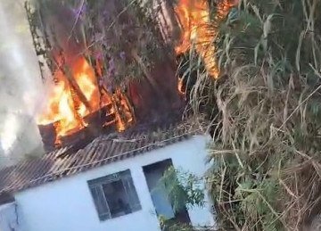 As chamas estão altas e ameaçam imóveis residenciais  -  (crédito: CBMMG)