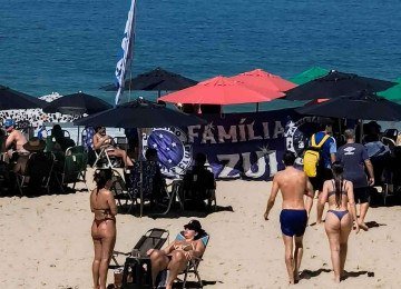 Torcida da Raposa marcou presença na Praia de Copacabana, no Rio, antes do jogo contra o Flamengo -  (crédito: Paulo Galvão/EM/D.A. Press)