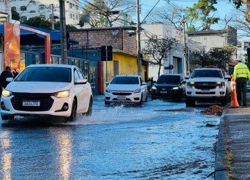Forte correnteza de Ã¡gua ainda era vista na Avenida BarÃ£o Homem de Melo -  (crédito: EdÃ©sio Ferreira/EM/D.A.Press)