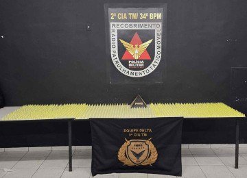 Mais de 2.300 pinos de cocaína são encontrados em casa de mulher na capital mineira -  (crédito: PM/Reprodução)