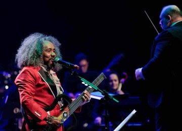 Chico César durante fez show com a Orquestra Opus, no ano passado, no Cine Theatro Brasil 
 -  (crédito: Julia Lanari/Divulgação)
