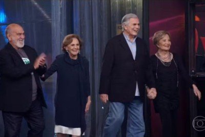 Gl&oacute;ria Menezes e Laura Cardoso, cujas vidas s&atilde;o celebradas na mat&eacute;ria, reunidas em palco com Tarc&iacute;sio Meira e Lima Duarte. -  (crédito: TV Globo)