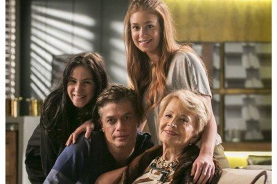 Gl&oacute;ria Menezes (primeiro plano) na novela 'Totalmente Demais,' seu &uacute;ltimo trabalho na TV ao lado de Marina Ruy Barbosa -  (crédito: Redes sociais)