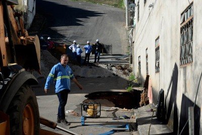  19/08/2026. Credito: Tulio Santos/EM/D.A.Press. Brasil. Belo Horizonte - MG. Rompimento em adutora abre buraco grande em imovel na Rua Xapuri, no bairro Nova Granada. Equipe da Copasa mobilizada no local.
       -  (crédito:  Tulio Santos/EM/D.A.Press. Brasil. Belo Horizonte - MG. Rompimento em adutora abre buraco grande em imovel na Rua Xapuri, no bairro Nova Granada. Equipe da Copasa mobilizada no local.)