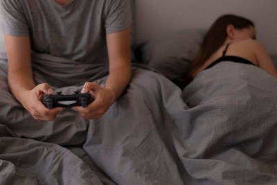 Levantamento aponta uma geração menos sexualmente ativa e abre debate sobre ansiedade, expectativas e falta de educação sexual -  (crédito: Magnific)