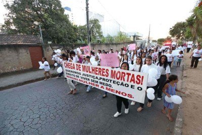 Vestidos de branco, manifestantes marcharam em Contagem por justi&ccedil;a  -  (crédito: Marcos Vieira/EM/D.A.Press)