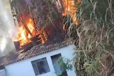 As chamas estão altas e ameaçam imóveis residenciais  -  (crédito: CBMMG)