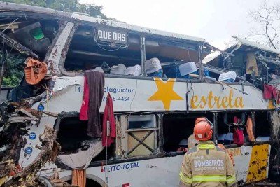 Coletivo envolvido em acidente com 10 mortes no domingo, na BR-040: quatro dias depois, batida no Sul do país matou outras 23 pessoas

 -  (crédito: CBMRJ/Divulgação)