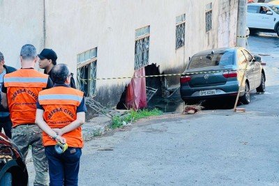 Adutora rompe, abre cratera e provoca correnteza em avenida da capital mineira -  (crédito: Edésio Ferreira/EM/D.A.Press)