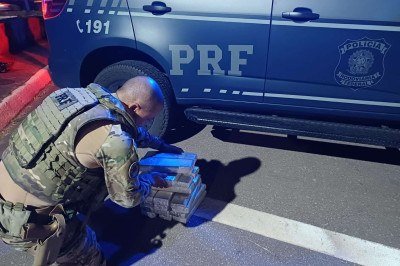 PRF prende mulher de 25 anos que transportava 20 kg de maconha no carro de carona compartilhada em Betim -  (crédito: Divulgação/PRF)