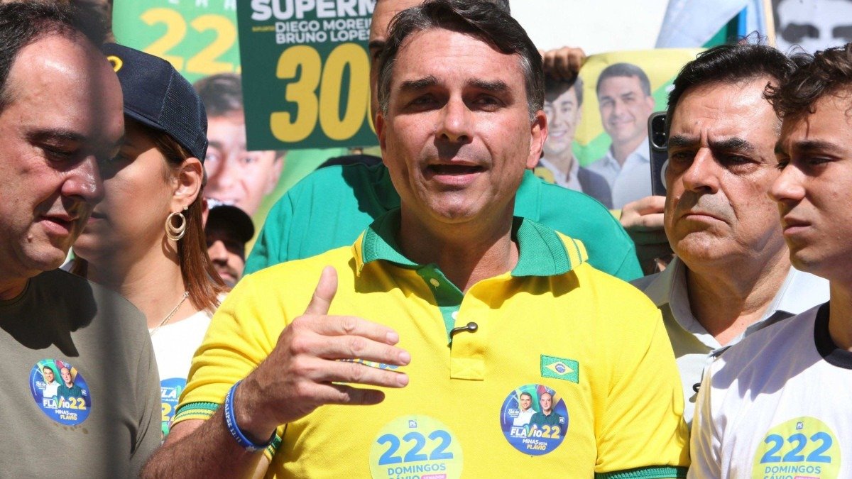 Fl&aacute;vio Bolsonaro em ato de campanha, onde a estrat&eacute;gia de debates e comunica&ccedil;&atilde;o molda sua corrida presidencial -  (crédito:  Edesio Ferreira/EM/D.A Press)