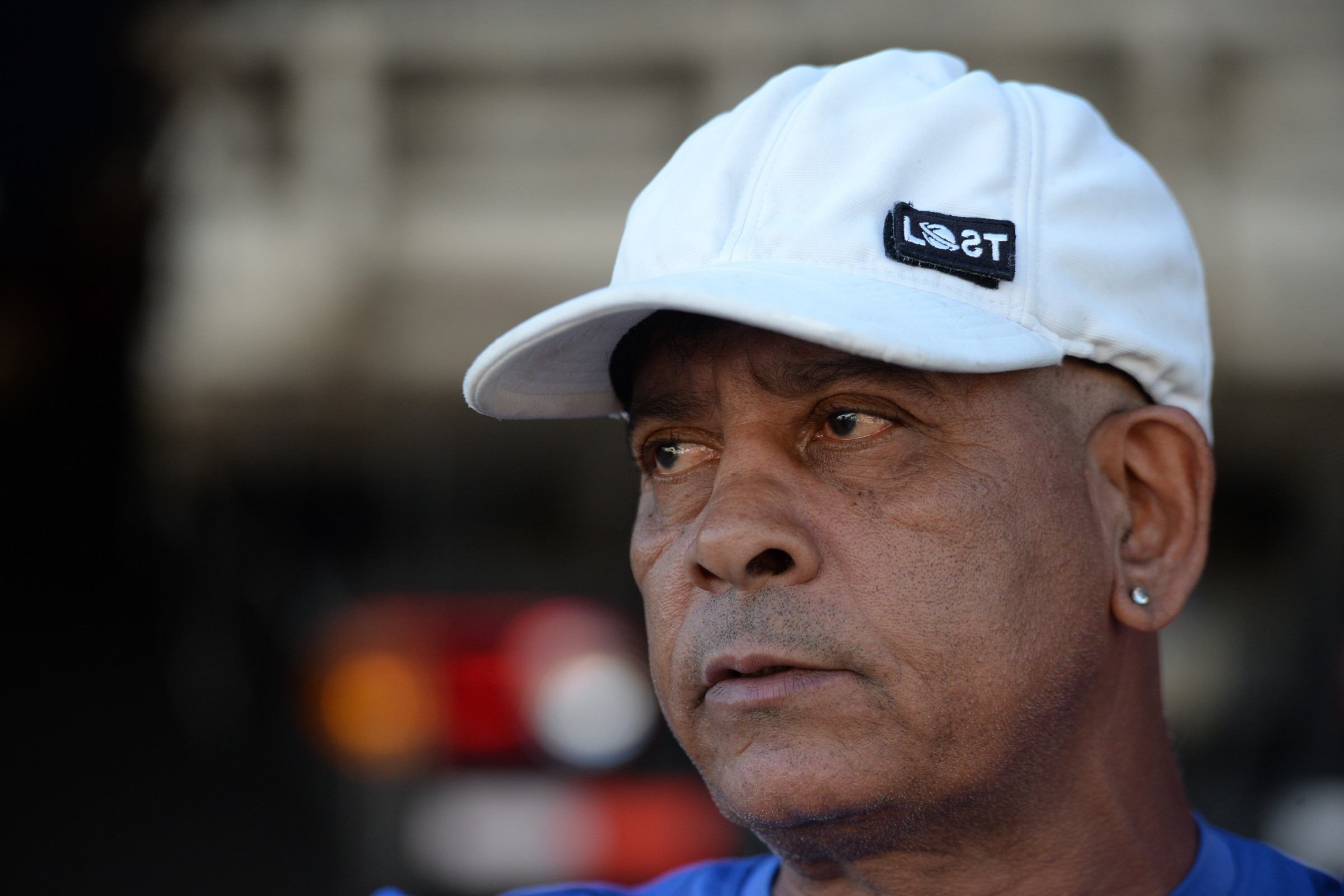  19/08/2026. Credito: Tulio Santos/EM/D.A.Press. Brasil. Belo Horizonte - MG. Rompimento em adutora abre buraco grande em imovel na Rua Xapuri, no bairro Nova Granada. Na foto, Paulo Carvalho, 64.       