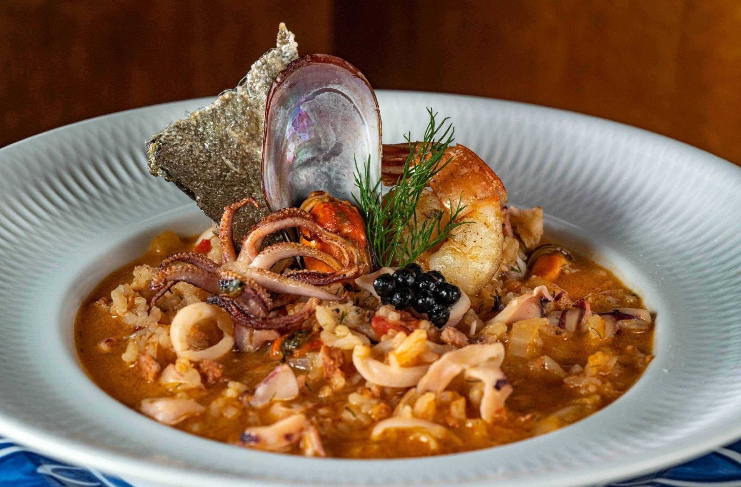 Folhas de mostarda v&atilde;o levar um pouco de Minas para o arroz de mariscos de Crist&oacute;v&atilde;o Laru&ccedil;a 