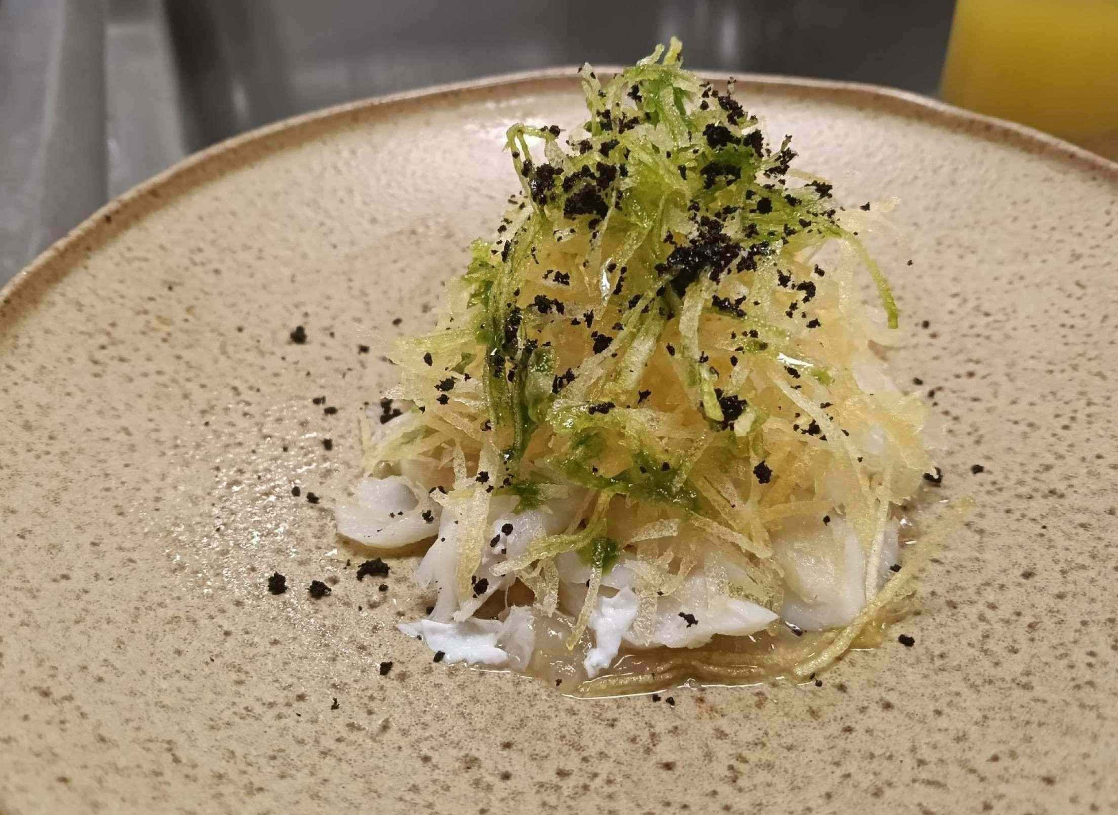 Na vers&atilde;o de Tony Salgado do bacalhau &agrave; Br&aacute;s, o ovo &eacute; incorporado ao prato pelo pr&oacute;prio cliente 