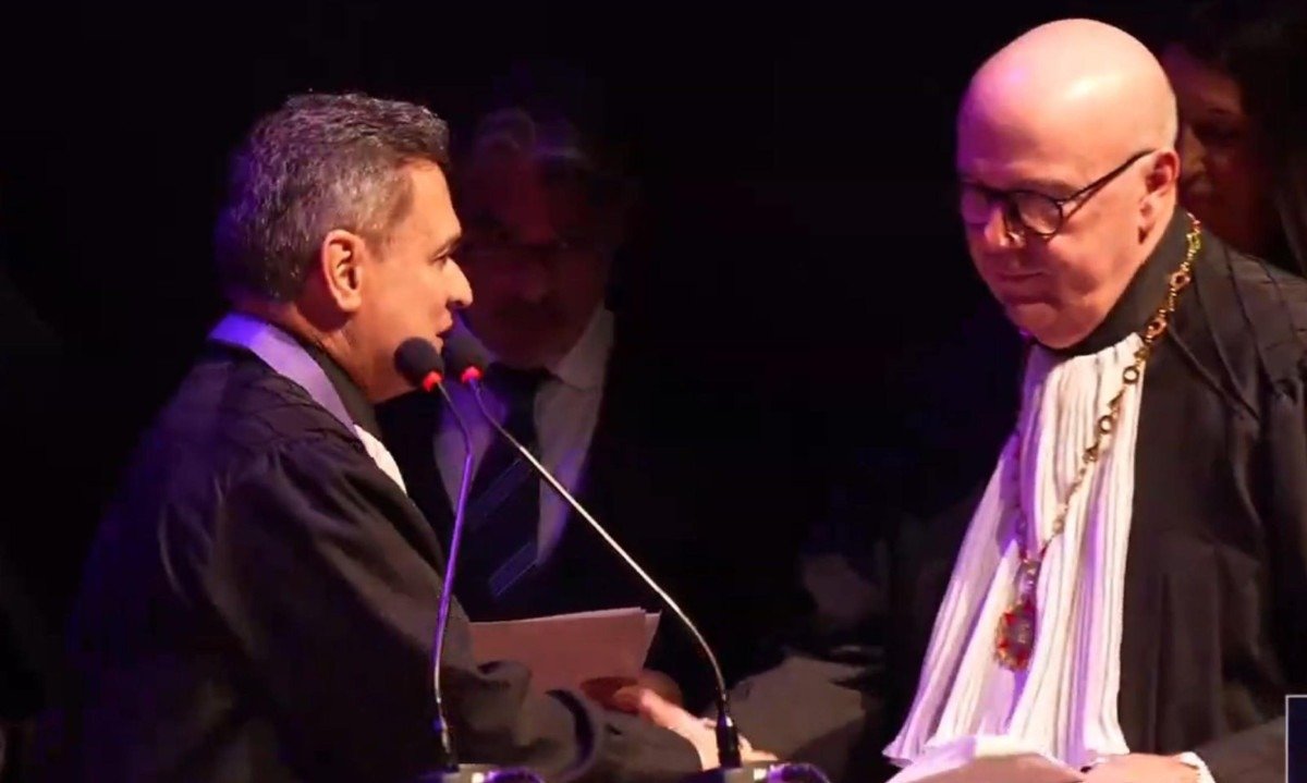 Ricardo Machado Rabelo (D), o novo presidente, cumprimenta o novo vice, Miguel Angelo - (crédito: Reprodução/Youtube)