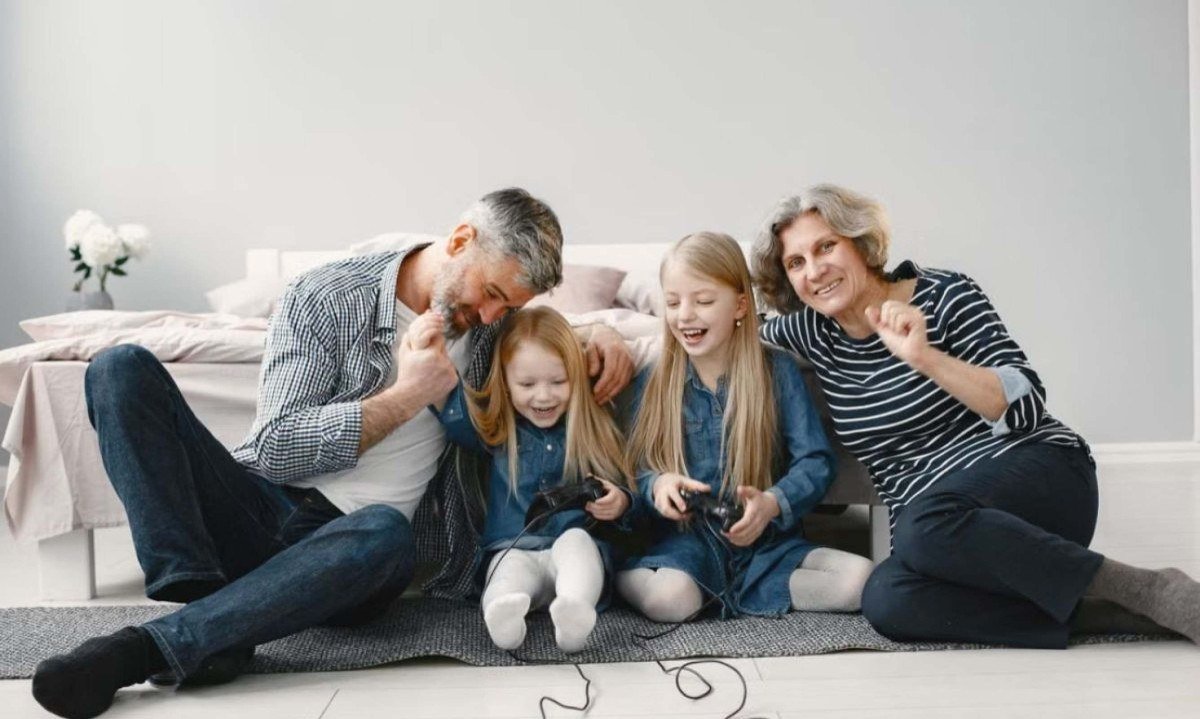 Família reunida durante um momento de lazer mostra como os jogos podem fazer parte da convivência entre diferentes gerações - (crédito: pexels)