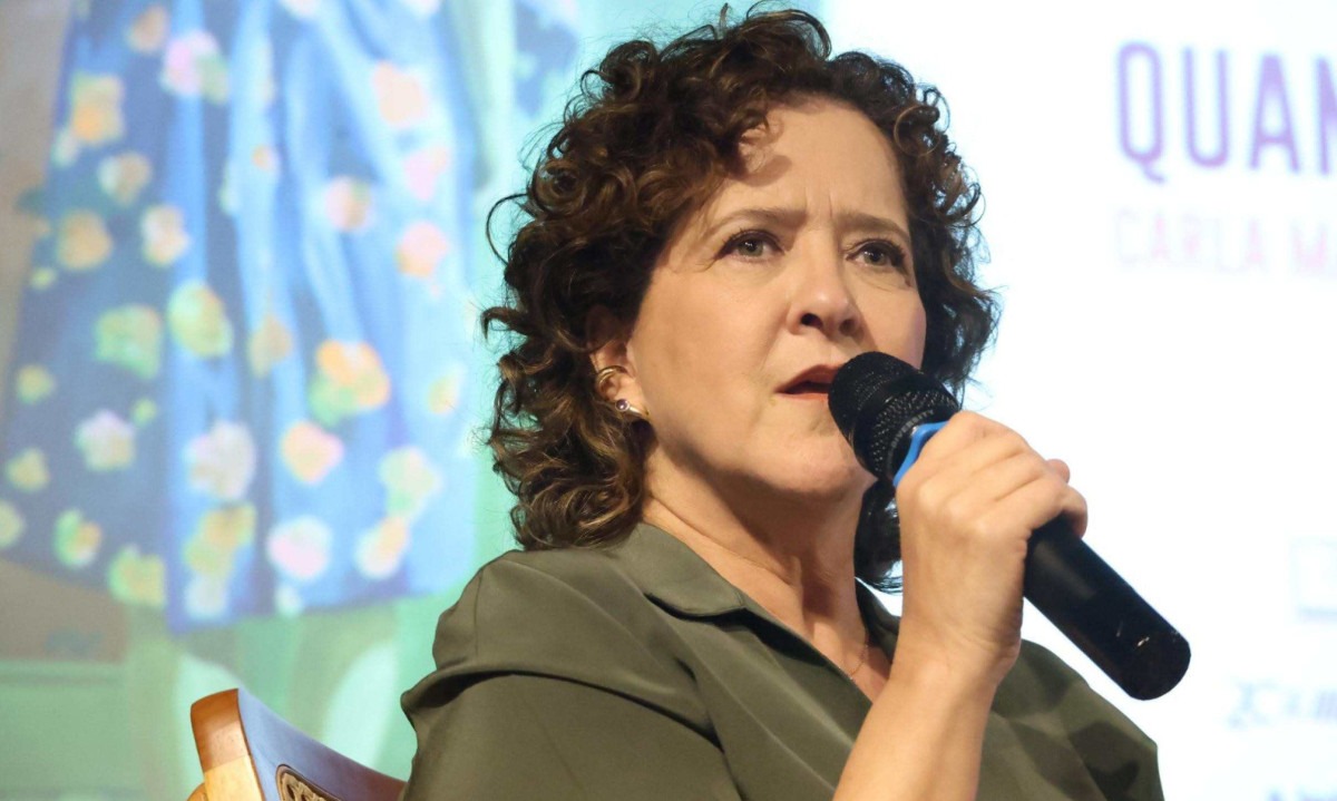 Carla Madeira participou de debate com o público no lançamento do livro 'Quando', na Casa Fiat de Cultura, na quarta-feira (19/8) - (crédito: Marcos Vieira/EM/D.A.Press)