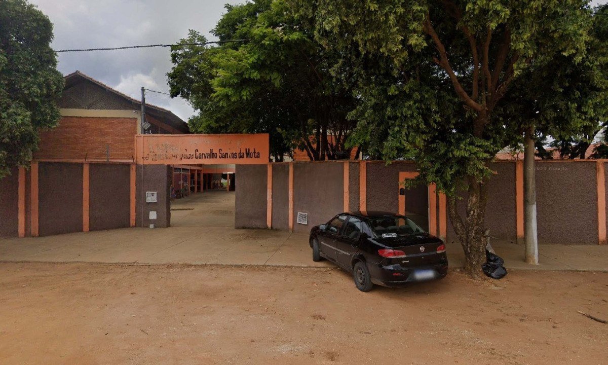 A adolescente de 15 anos junto com um amigo de 13, teriam se encontrado no campo da Escola Estadual Argelce Carvalho Santos da Mota, m Pirapora, no Norte de Minas para planejar a morte da mãe dela, de 44 anos - (crédito: Google Street View)