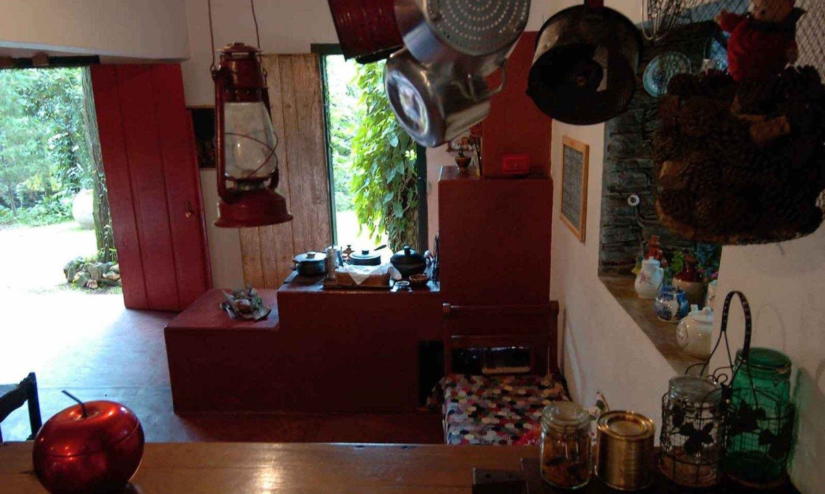 Fogão a lenha da casa do museólogo Luiz Augusto de Lima, em Nova Lima
 -  (crédito: Emmanuel Pinheiro - 5/4/2006/Estado de Minas)