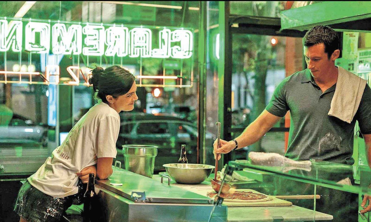 A cantora de jingles Allie (Monica Barbaro) e o dono de pizzaria Owen (Callum Turner) se encontram ao acaso diversas vezes na mesma noite - (crédito: Diamond Films/Divulgação)