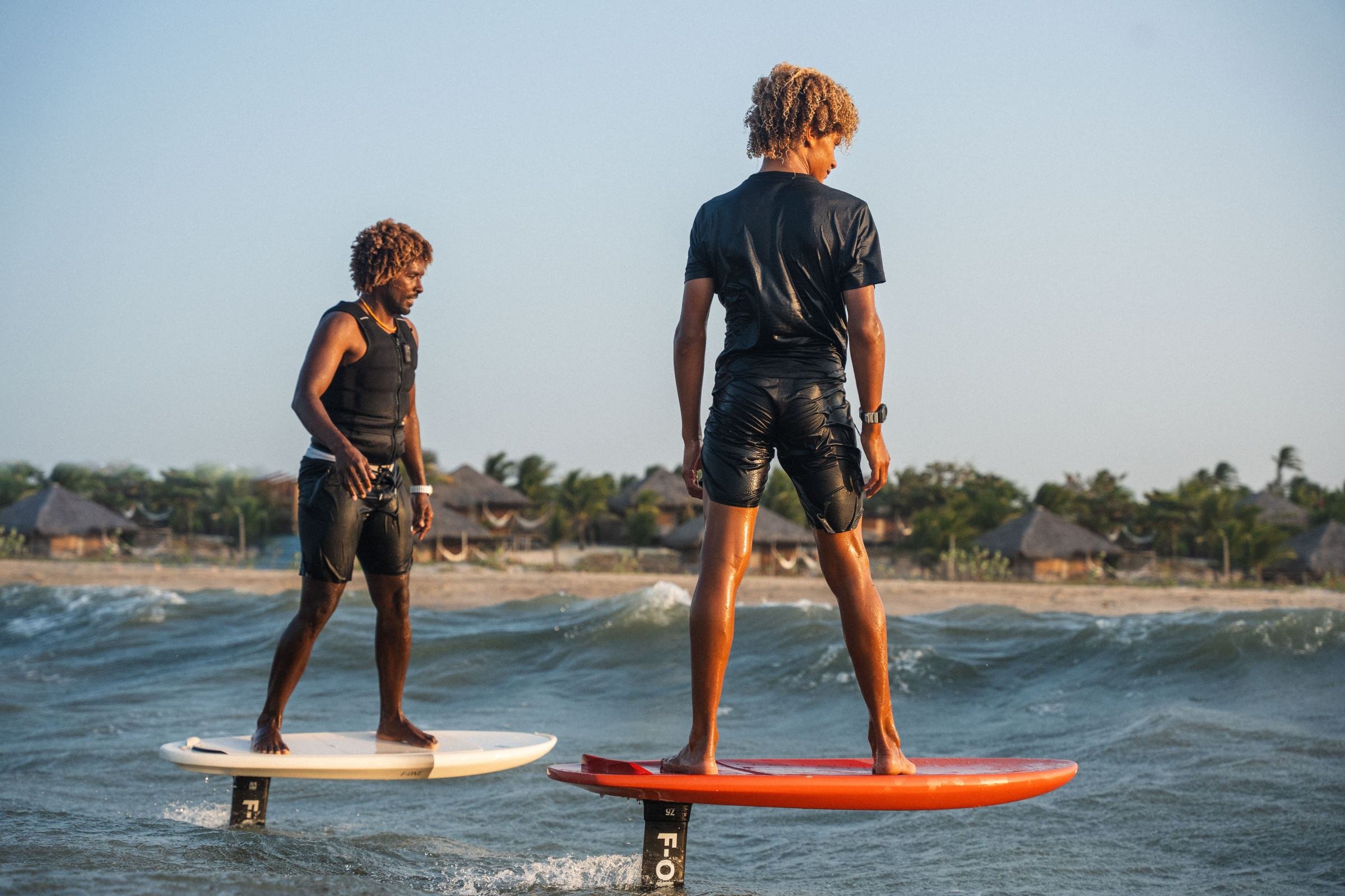 A temporada de vento no Preá também atrai atletas e referências internacionais do esporte. É o caso de Mitu Monteiro, cabo-verdiano, campeão mundial de kitesurfe-Tiago Azzi/Divulgação