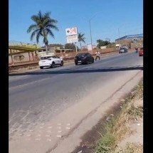 Vídeo: homem corre no meio da BR-040 e é atropelado após carros desviarem - Redes sociais/Reprodução