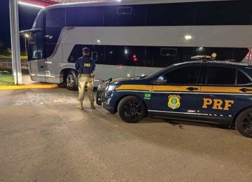 Ônibus com 34 passageiros é apreendido com sinais adulterados na BR-381 -  (crédito: PRF/Reprodução)