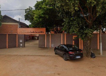 A adolescente de 15 anos junto com um amigo de 13, teriam se encontrado no campo da Escola Estadual Argelce Carvalho Santos da Mota, m Pirapora, no Norte de Minas para planejar a morte da mãe dela, de 44 anos -  (crédito: Google Street View)