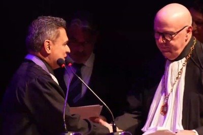 Ricardo Machado Rabelo (D), o novo presidente, cumprimenta o novo vice, Miguel Angelo -  (crédito: Reprodução/Youtube)