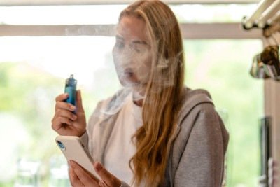 Autoridades no Reino Unido estão fazendo consultas sobre propostas para reprimir embalagens de cigarros eletrônicos que atraiam crianças -  (crédito: Getty Images)