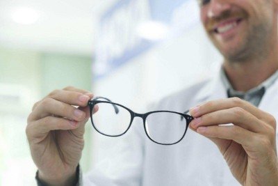 Consultas periódicas podem ajudar a detectar problemas de visão com antecedência e manter os óculos com o grau adequado para cada pessoa -  (crédito: Magnific)