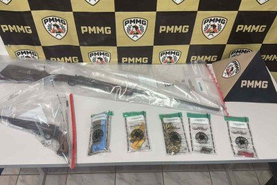 Durante a opera&ccedil;&atilde;o, agentes apreenderam armas, muni&ccedil;&otilde;es e drogas -  (crédito: PMMG/Divulga&ccedil;&atilde;o)