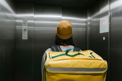 A nova legislação estabelece limites para a circulação dos trabalhadores de serviços de entrega dentro das edificações -  (crédito: Pexels)