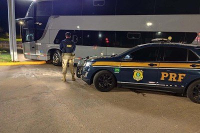 Ônibus com 34 passageiros é apreendido com sinais adulterados na BR-381 -  (crédito: PRF/Reprodução)