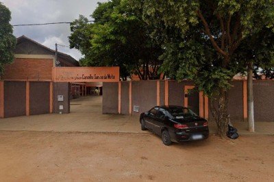 A adolescente de 15 anos junto com um amigo de 13, teriam se encontrado no campo da Escola Estadual Argelce Carvalho Santos da Mota, m Pirapora, no Norte de Minas para planejar a morte da mãe dela, de 44 anos -  (crédito: Google Street View)