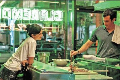 A cantora de jingles Allie (Monica Barbaro) e o dono de pizzaria Owen (Callum Turner) se encontram ao acaso diversas vezes na mesma noite -  (crédito: Diamond Films/Divulgação)