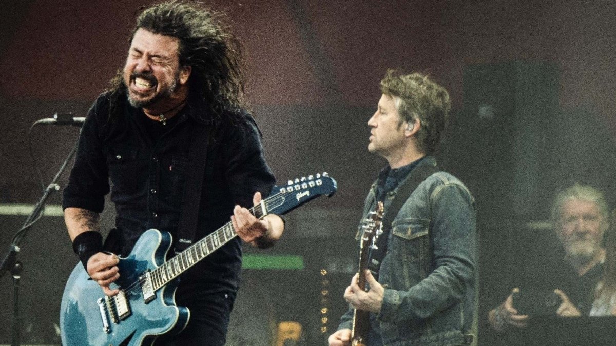 Dave Grohl em palco, sintetizando a pot&ecirc;ncia do Foo Fighters em seu aguardado retorno a Belo Horizonte -  (crédito: Helle Arensbak / Ritzau Scanpix / AFP)