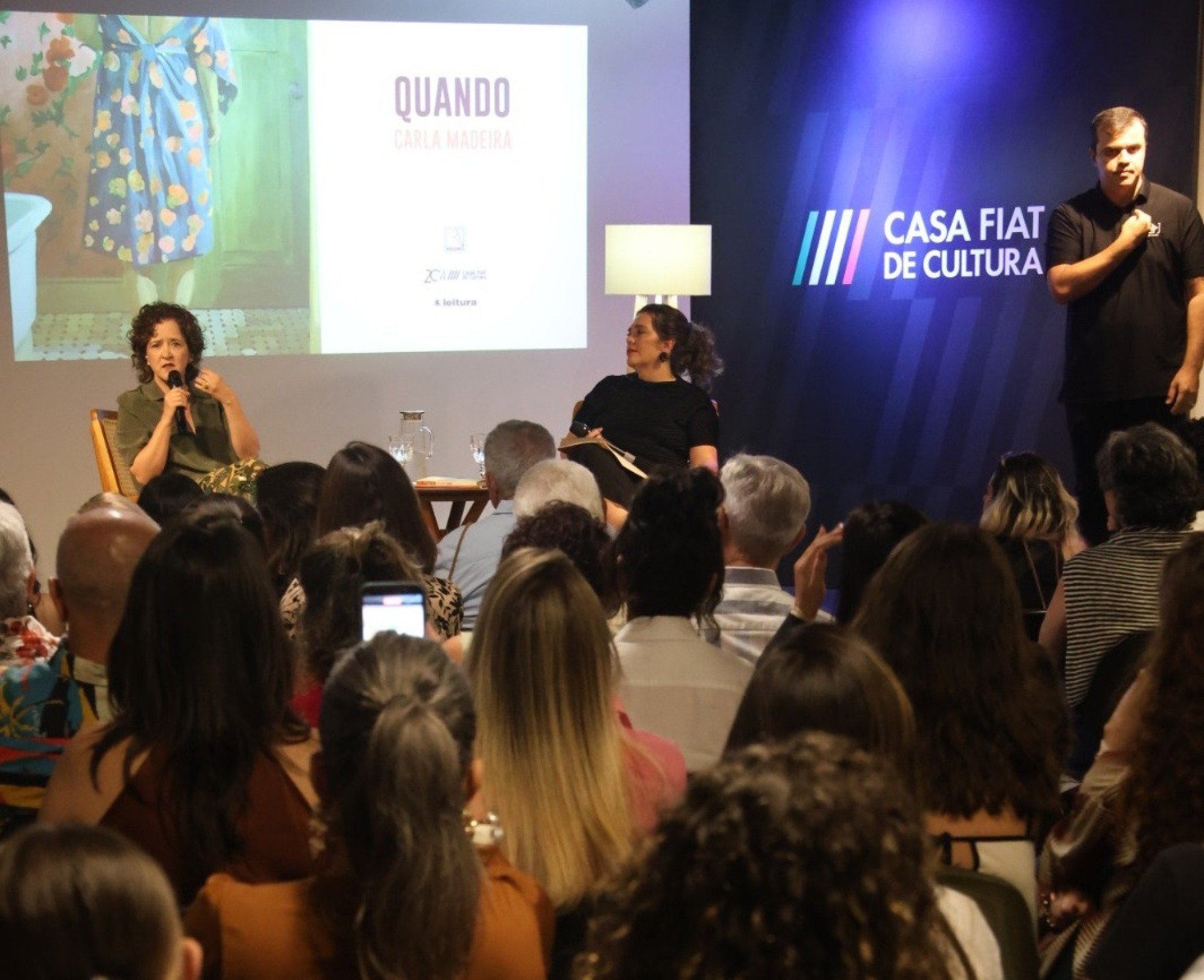 Carla Madeira no audit&oacute;rio da Casa Fiat no lan&ccedil;amento do novo livro, 'Quando' 