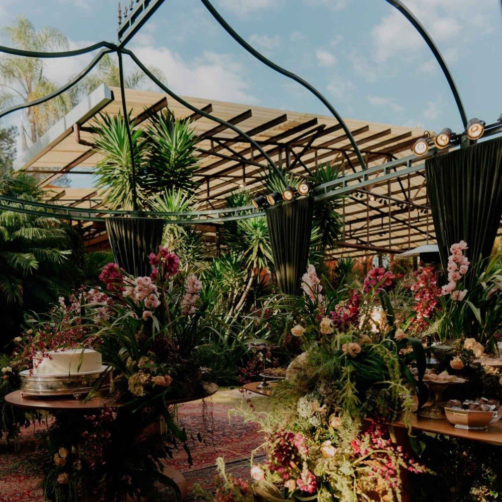 Folhagem e flores secas se misturam &agrave;s naturais na decora&ccedil;&atilde;o da Due Flor de Luiza Marques Cruz