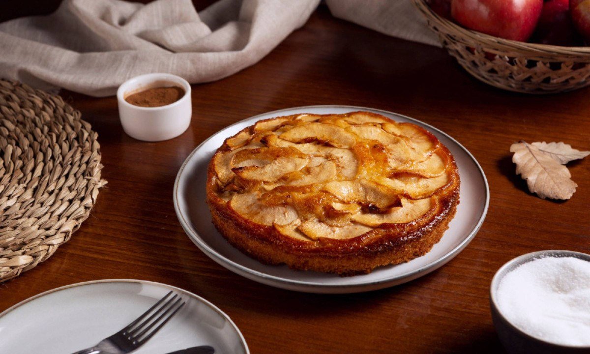 Diz a lenda que as irmãs Tatin esqueceram de colocar a massa para a torta de maçã e acabaram a colocando por cima -  (crédito: Magnific)